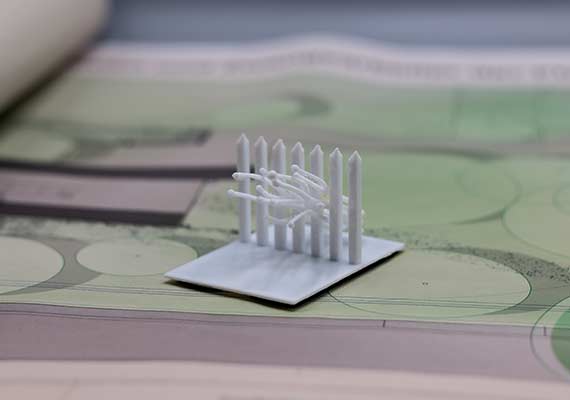 3D Druck der Denkmalskulptur, M 1:50, platziert auf Kartenausschnitt (gedruckt auf Leinentuch).