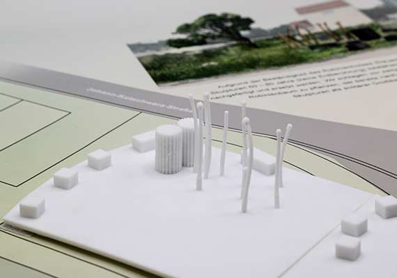 3D Druck der Skulpturen am Informationsort, M 1:50, auf Planausschnitt (gedruckt auf Leinentuch).